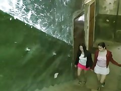 女の子の寝室で楽しい時を過す