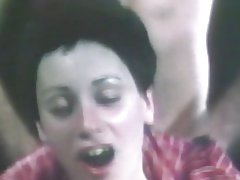 短い髪の処女人形