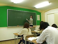 赤ん坊を取得します彼女の小さいおっぱいにキスとスタッドでなめ女