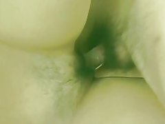 スカートでセクシーなアジアのスタッドによって指彼女のタイトな毛深いオマンコを取得し、ファック